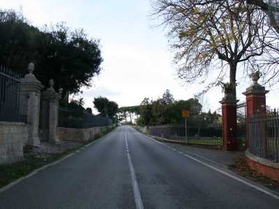 Dopo cinque chilometri di cammino, pochi metri dopo aver superato il cartello che d� il benvenuto in contrada Cozzana, ci imbattiamo sul ciglio della strada nelle prime due ville, una di fronte all�altra